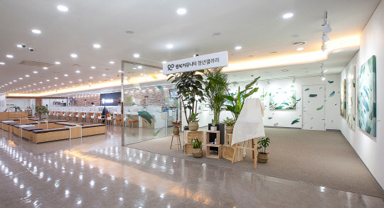 SK텔레콤 T월드 인천지점이 신진 청년 작가의 작품을 전시하는 '청년갤러리'로 새롭게  단장했다. SK텔레콤 제공